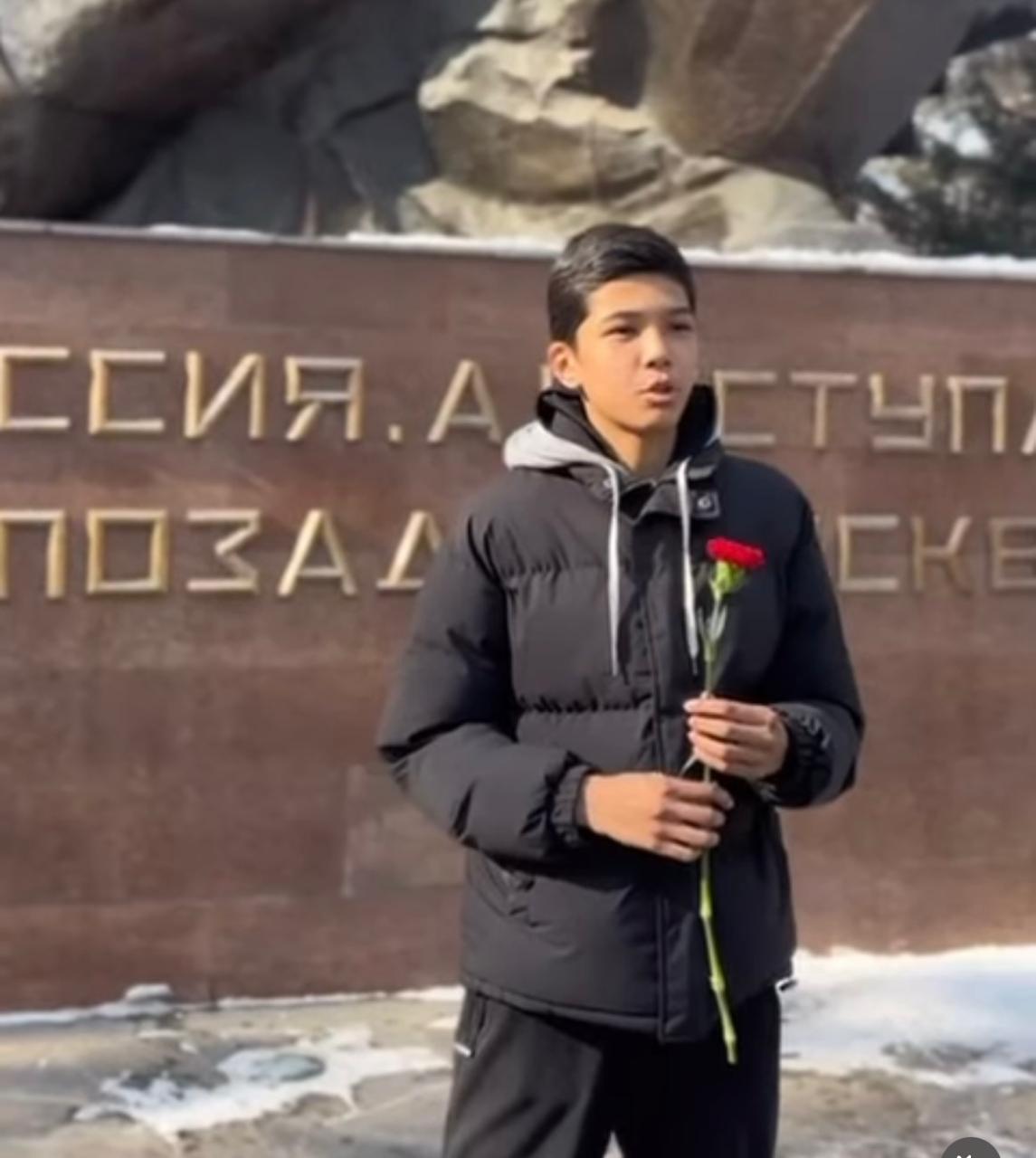 Ұлы Жеңіске 80 жыл. Гүл шоғын қою рәсімі