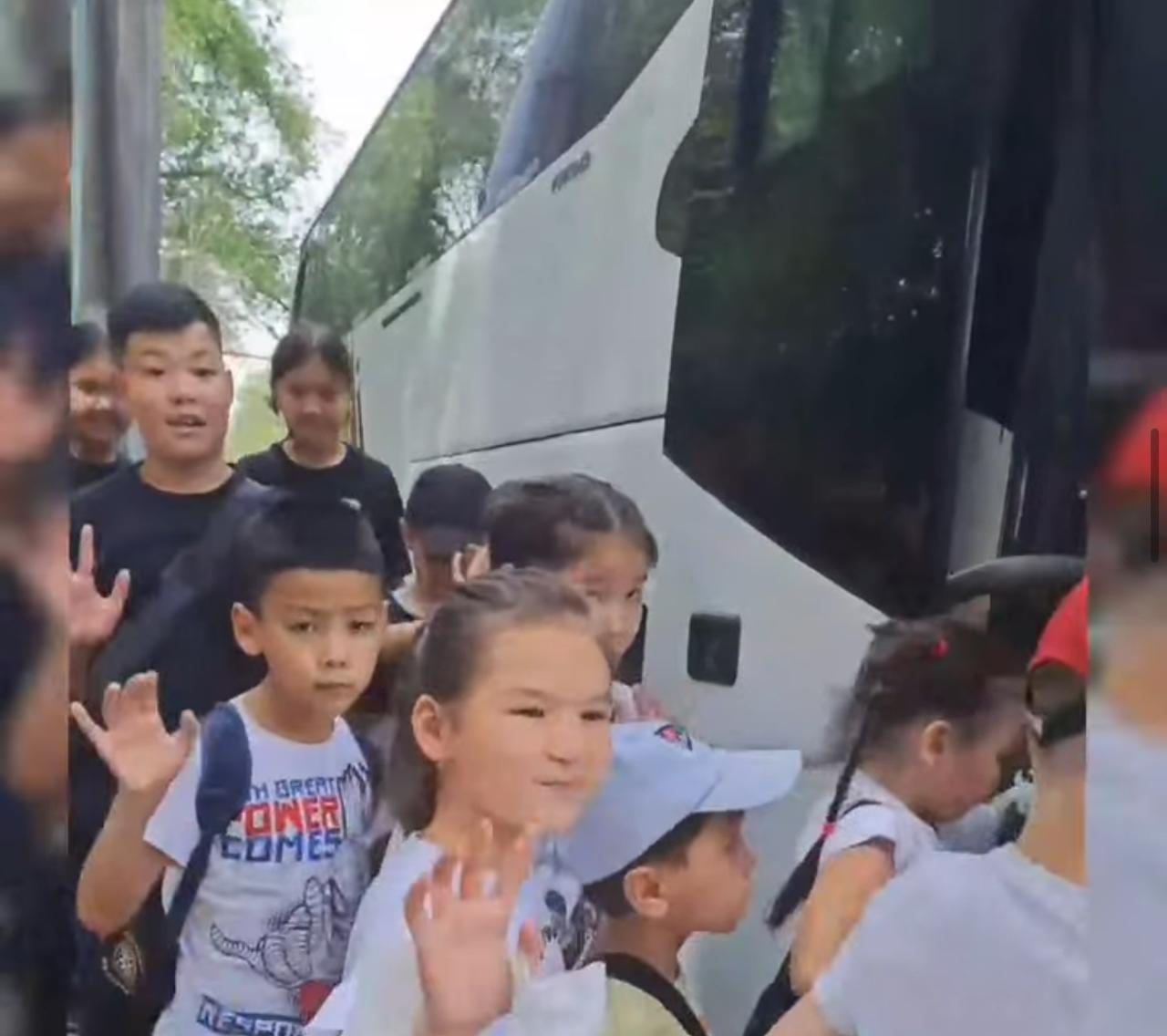 "Балдырған" лагеріндегі балалардың  хайуанаттар тобына саяхаты - Путешествие детей в зоопарк в лагере "Балдырған"